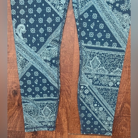 Fabletics activewear 2 two piece outfit women Sz small sports bra leggings - Picture 5 of 11